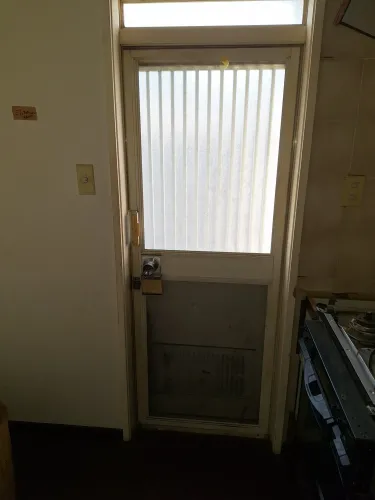 勝手口ドアのリフォーム前