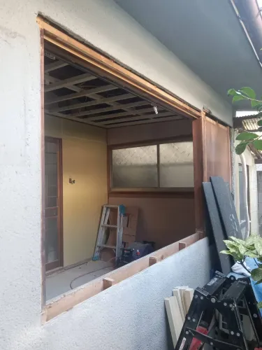 木枠の窓を撤去後の様子