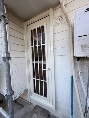 勝手口ドアのリフォーム後の外観 