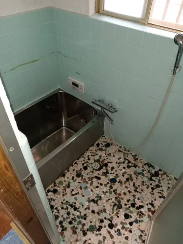 リフォーム工事前のタイルのお風呂